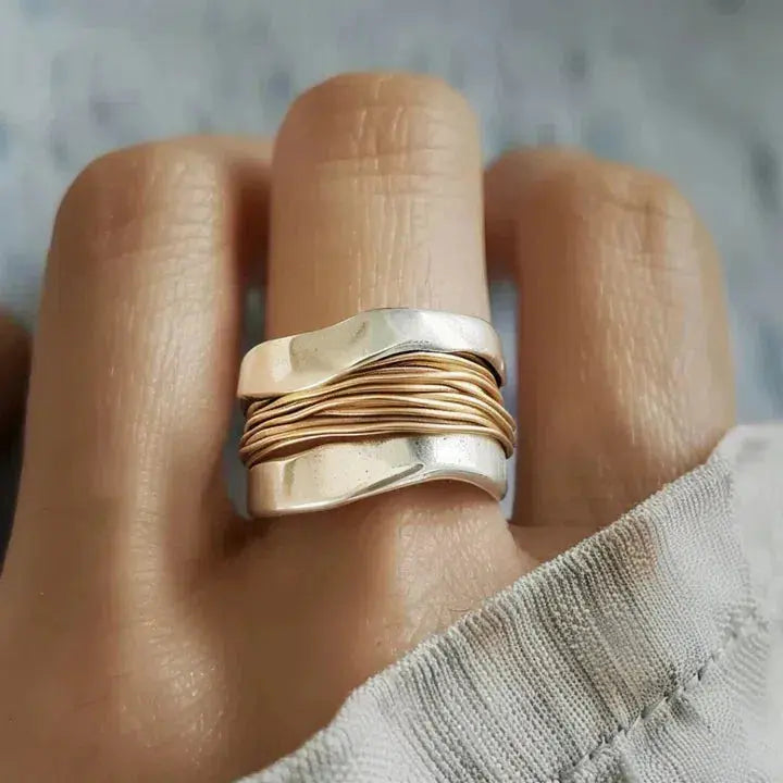 Anel Prateado com Detalhes Dourados