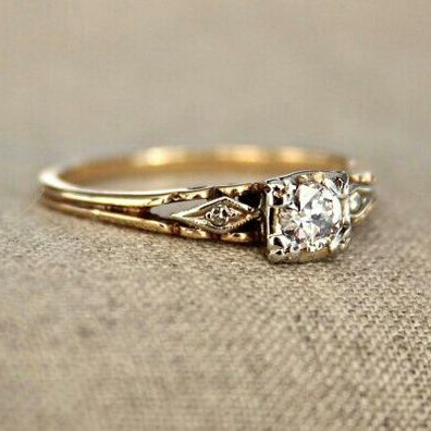 Anel vintage de ouro fino com zircônia