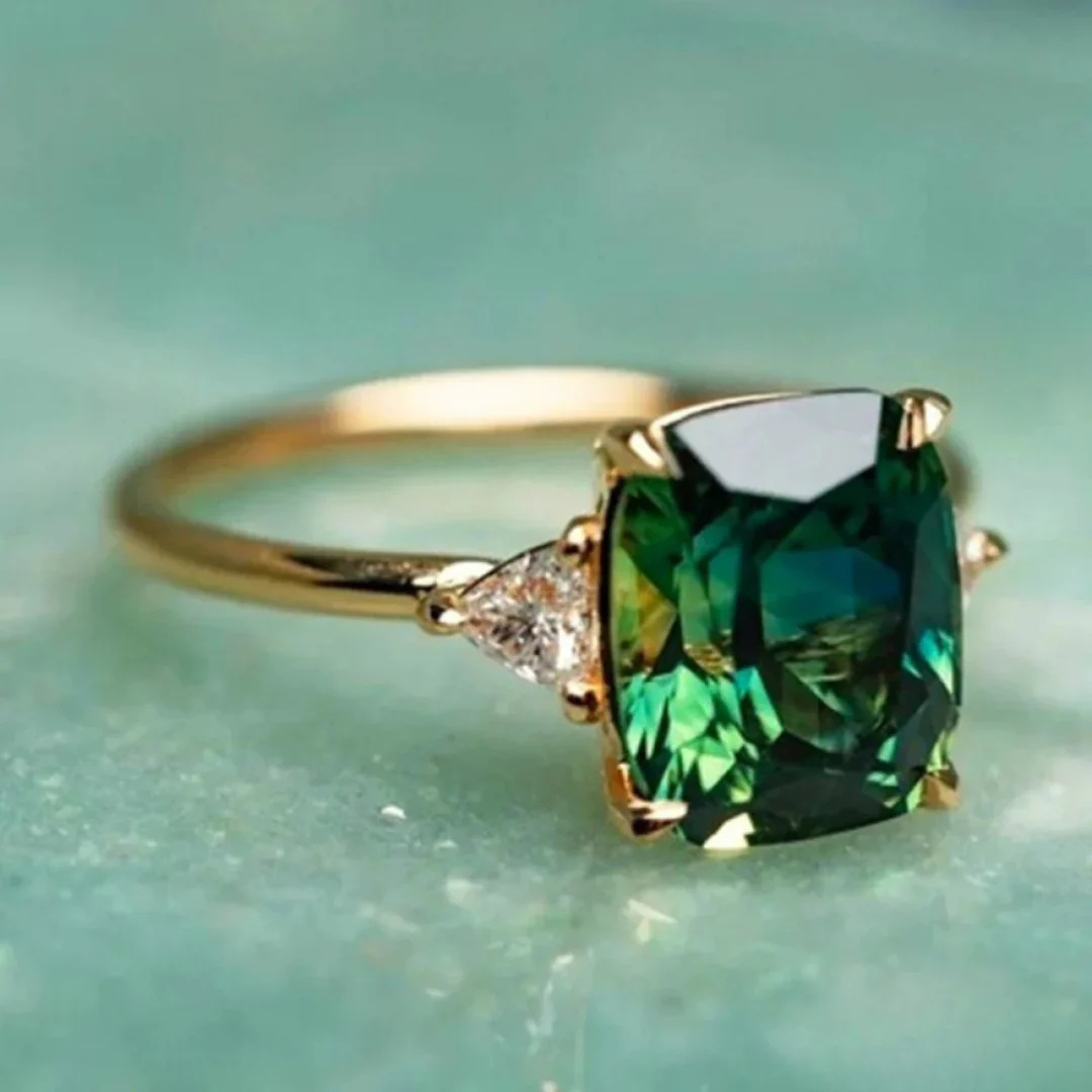Anel Dourado com Zircônia Verde