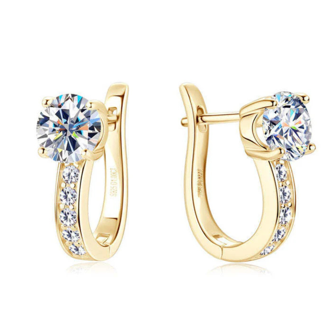 Brinco Huggie Dourado com Moissanite e Canal de Cristais