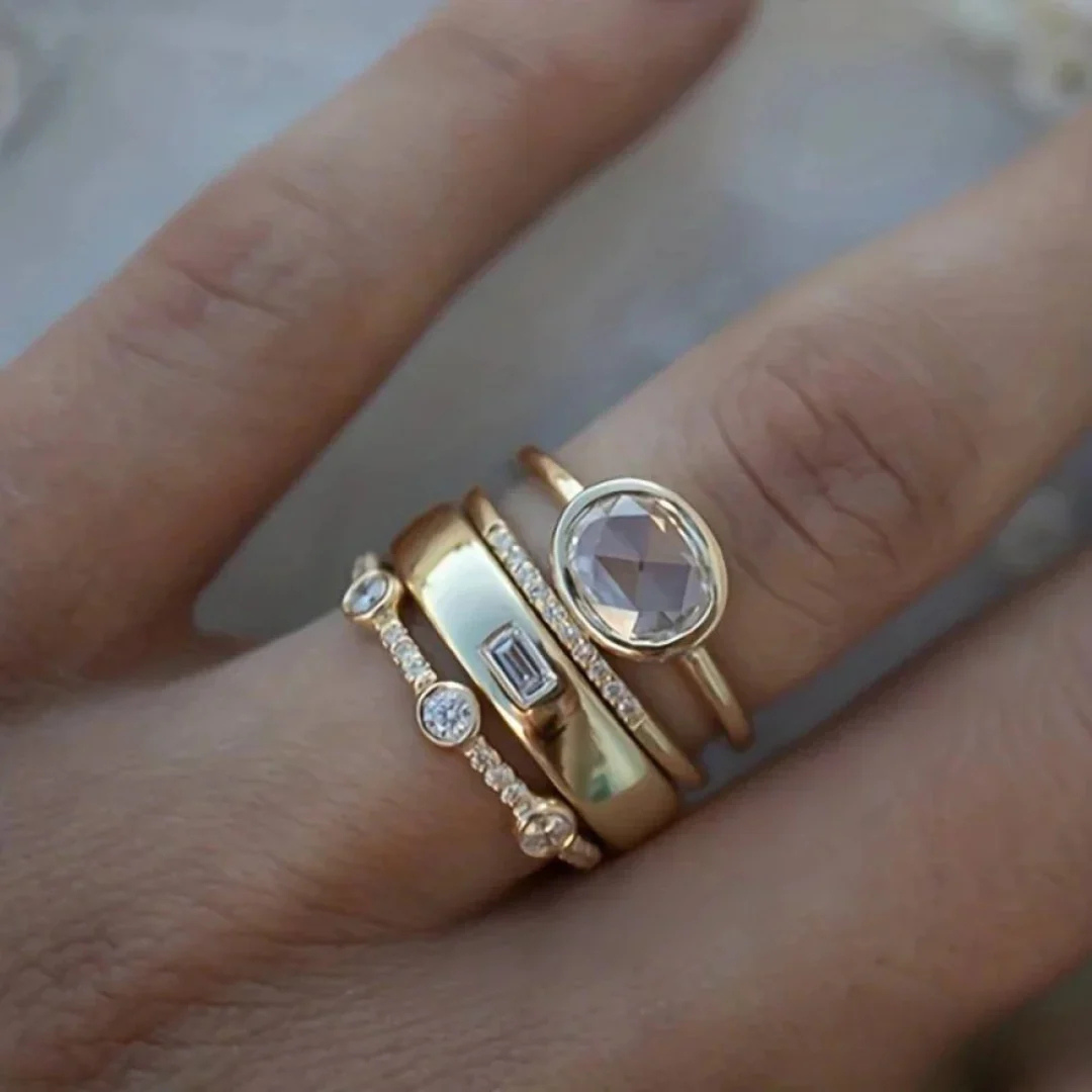 Anel Vintage Dourado com Zircônia Lapidada