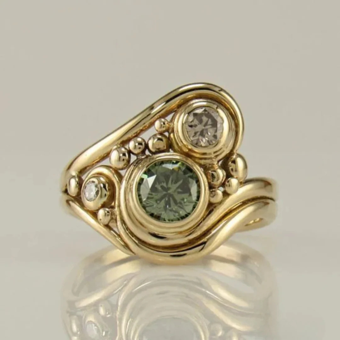 Anel Vintage Dourado com Zircônia Verde