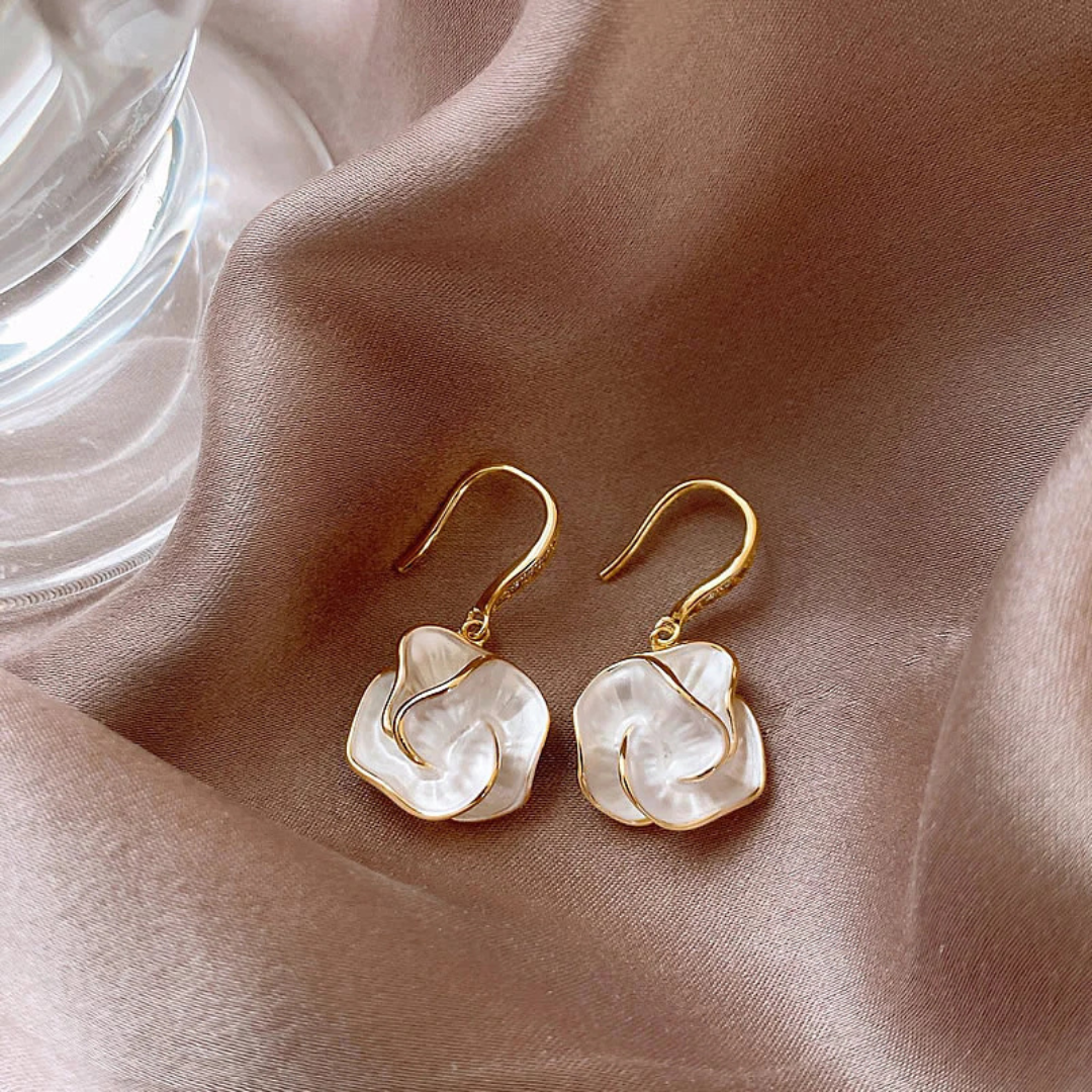 Brincos Elegantes com Pétalas Brancas