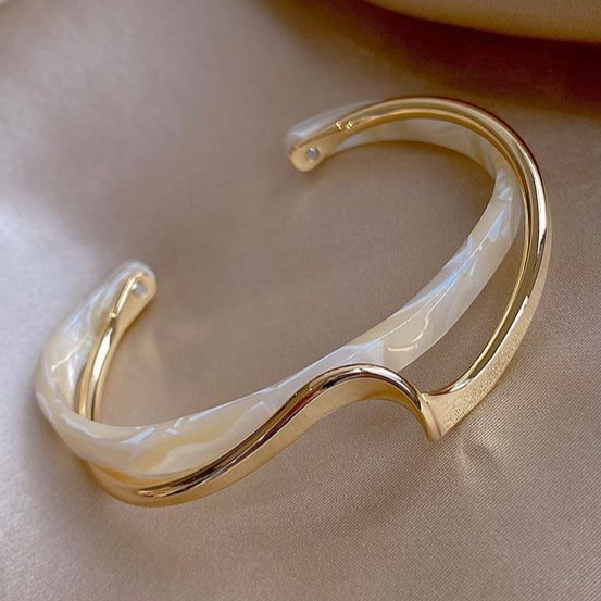 Pulseira Elegante de Ouro com Opala Branca