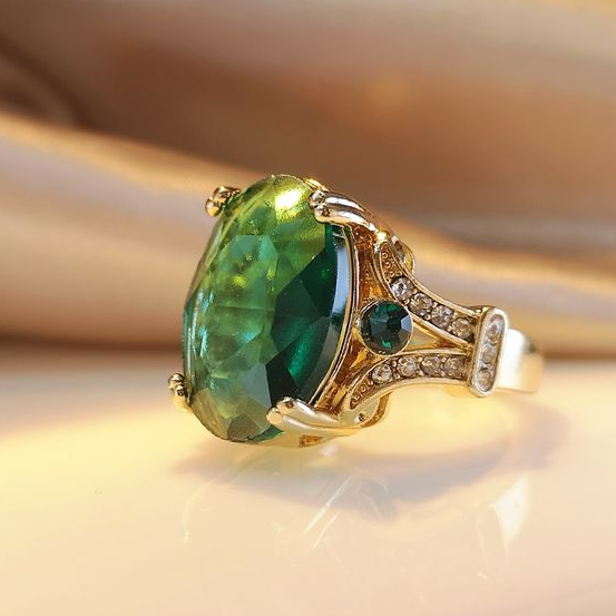 Anel Boho de Cristal Verde com Acabamento Dourado