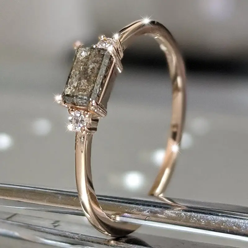 Anel Dourado Retangular Vintage com Cristal e Zircônia