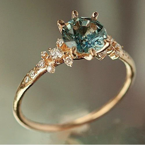 Anel Dourado com Cristal Verde