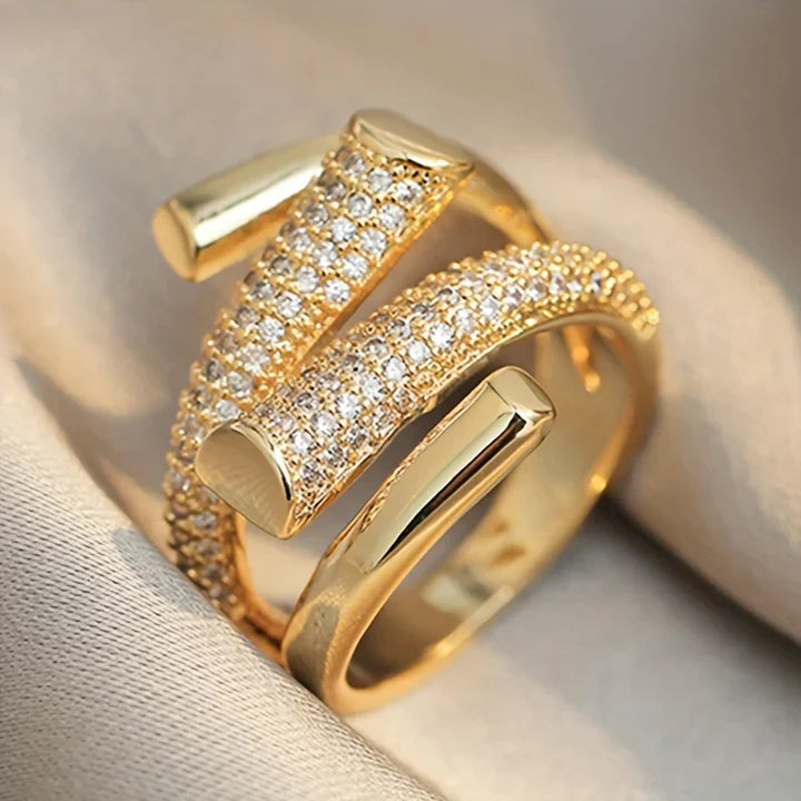 Anel de Ouro Dourado com Design Irregular