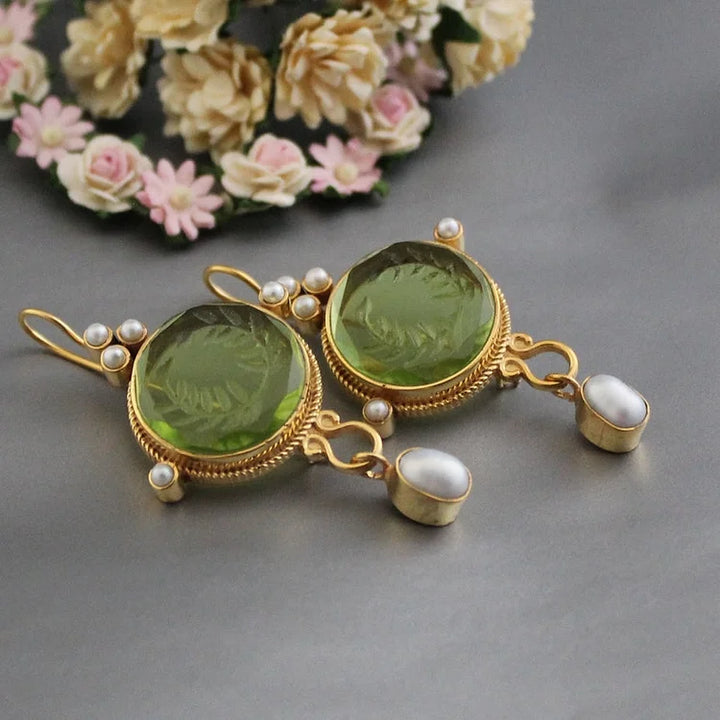 Brincos vintage redondos verdes e pérolas