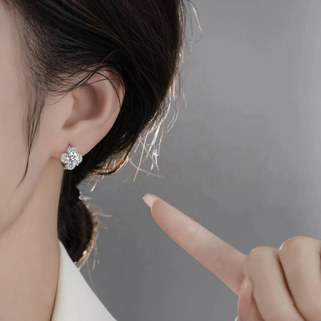 Brincos de Moissanite em Forma de Trevo | Ouro Branco 16k