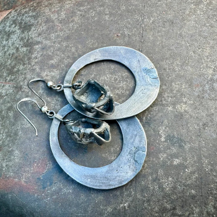 Brincos de argola vintage de esqueleto de calavera de prata