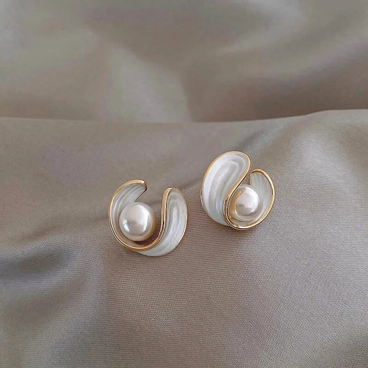 Brincos Elegantes em Ouro com Opala Branca e Pérola