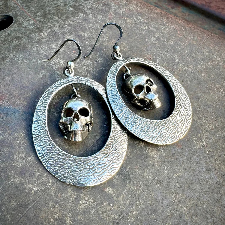 Brincos de argola vintage de esqueleto de calavera de prata