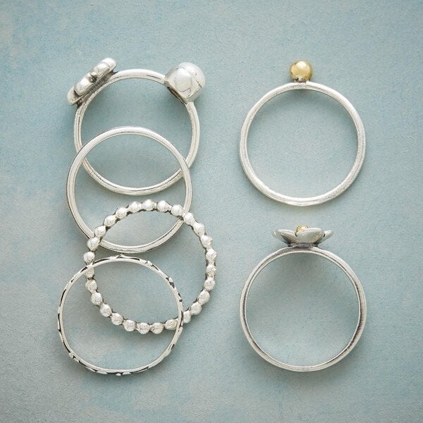 Conjunto de Anéis com Design Floral em Pérolas