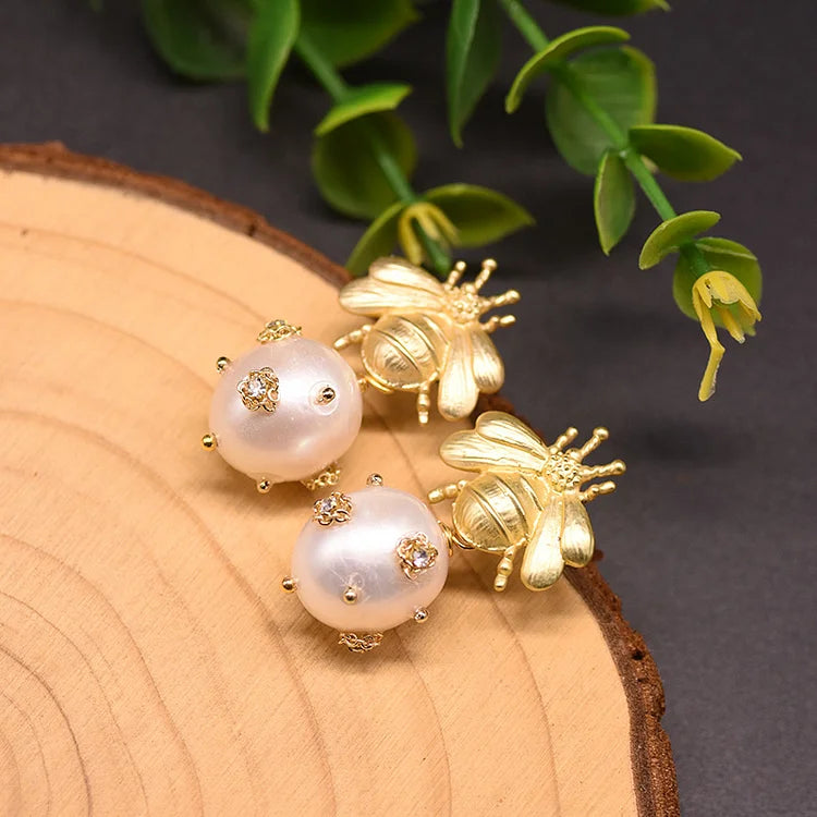 Brincos de abelha com pérolas naturais