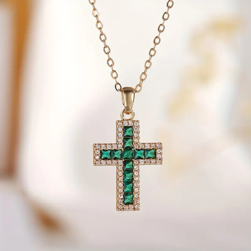 Colar com Pingente de Cruz de Esmeralda Solene
