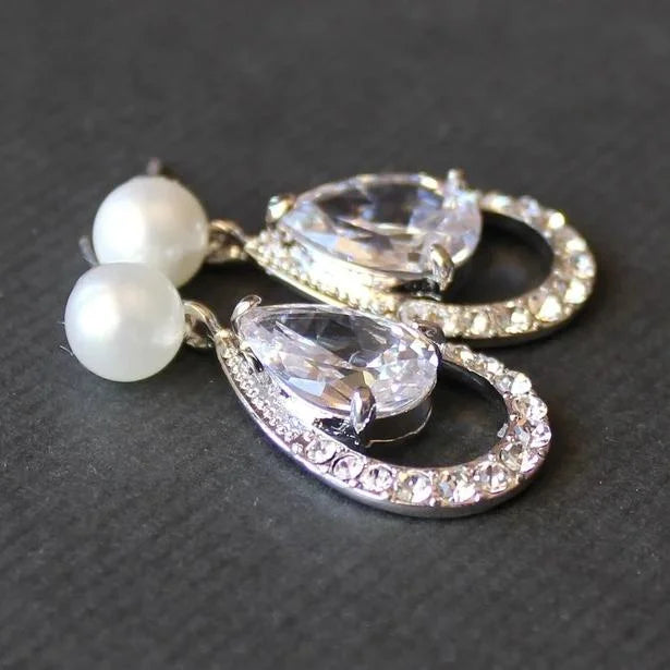 Brincos de pérolas com zircônia e gota d'água