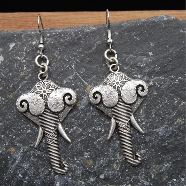 Brincos de elefante estilizados em prata vintage