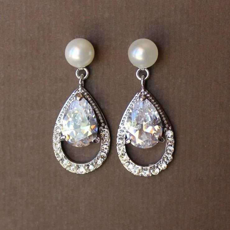 Brincos de pérolas com zircônia e gota d'água