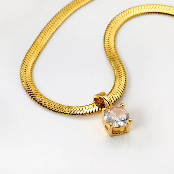 Colar Elegante com Pingente de Strass