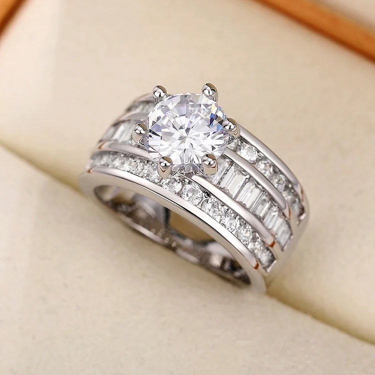 Três fileiras de anéis de zircônia com diamantes