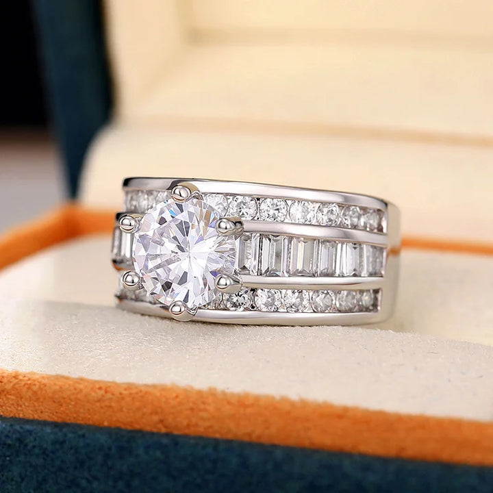 Três fileiras de anéis de zircônia com diamantes