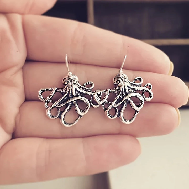 Brincos pendentes de polvo prateados com inspiração vintage