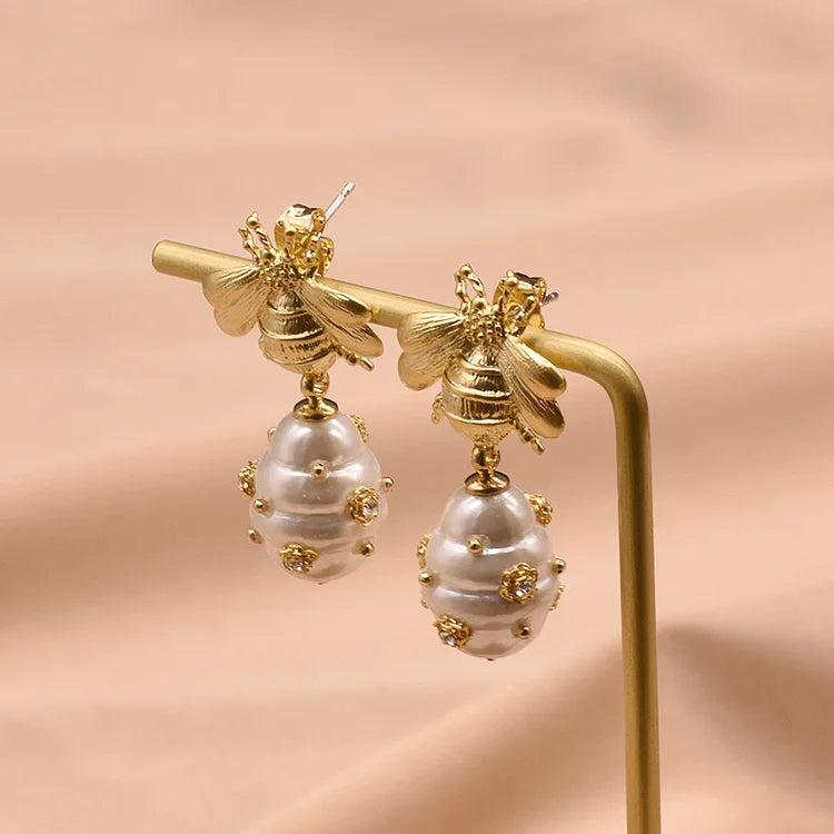 Brincos de abelha com pérolas naturais