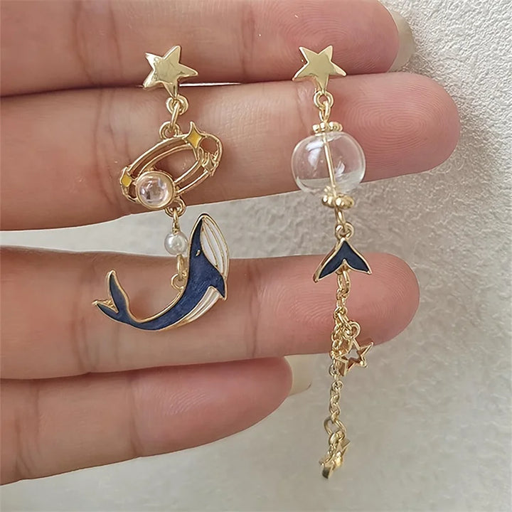 Brincos assimétricos inspirados no oceano com design vintage de baleia azul e estrela do mar