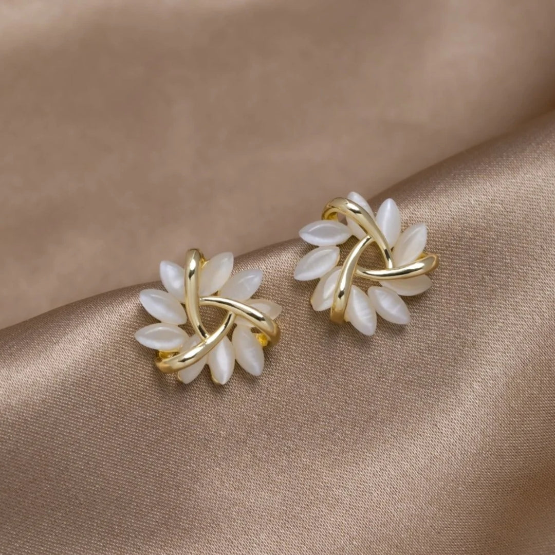 Brincos Circulares de Ouro com Flores de Opala: Elegância e Sofisticação