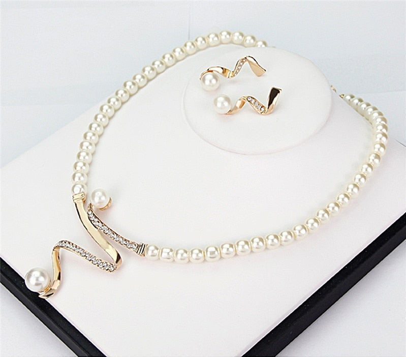 Conjunto de Colar e Brincos com Pérolas Naturais