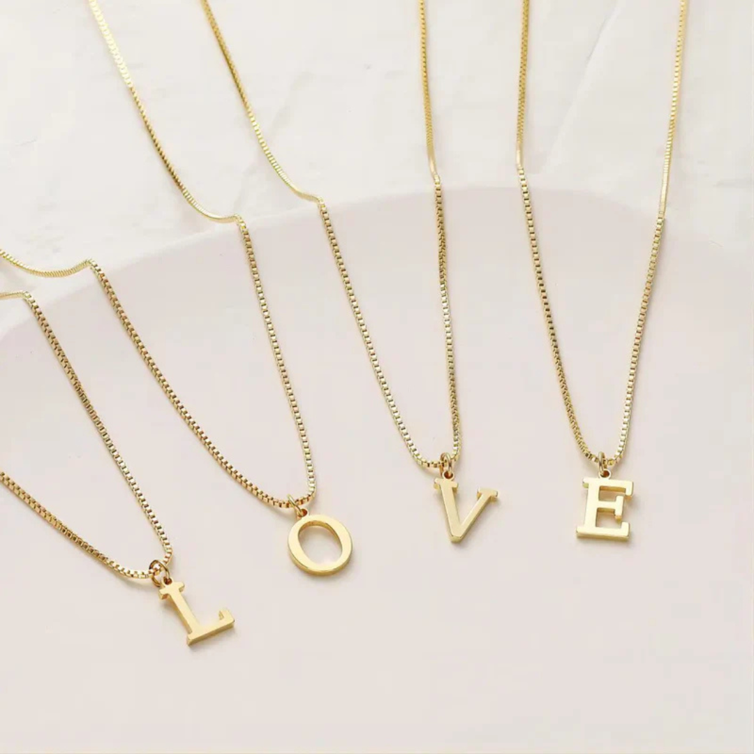Colar Dourado com Iniciais de Carta de Amor