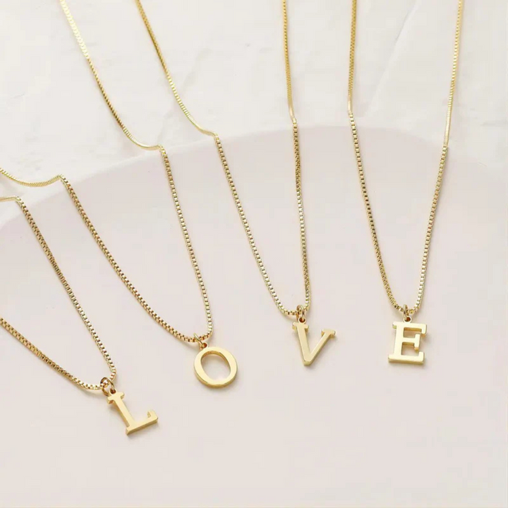 Colar Dourado com Iniciais de Carta de Amor