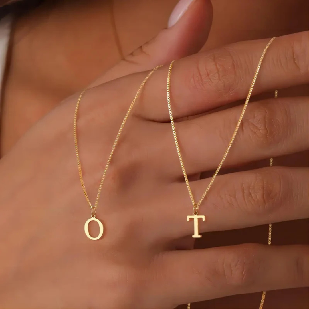 Colar Dourado com Iniciais de Carta de Amor
