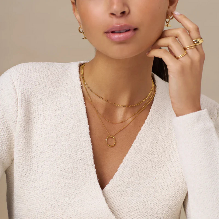 Colar Dourado Triplo com Círculo Aberto