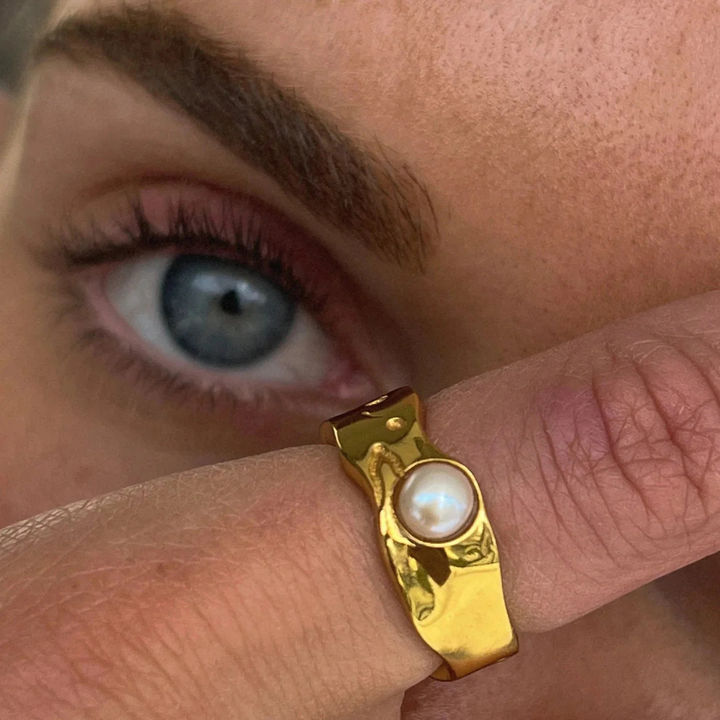 Anel Vintage com Pérola Natural em Ouro