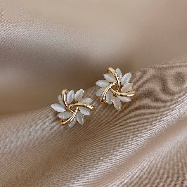 Brincos Circulares de Ouro com Flores de Opala: Elegância e Sofisticação