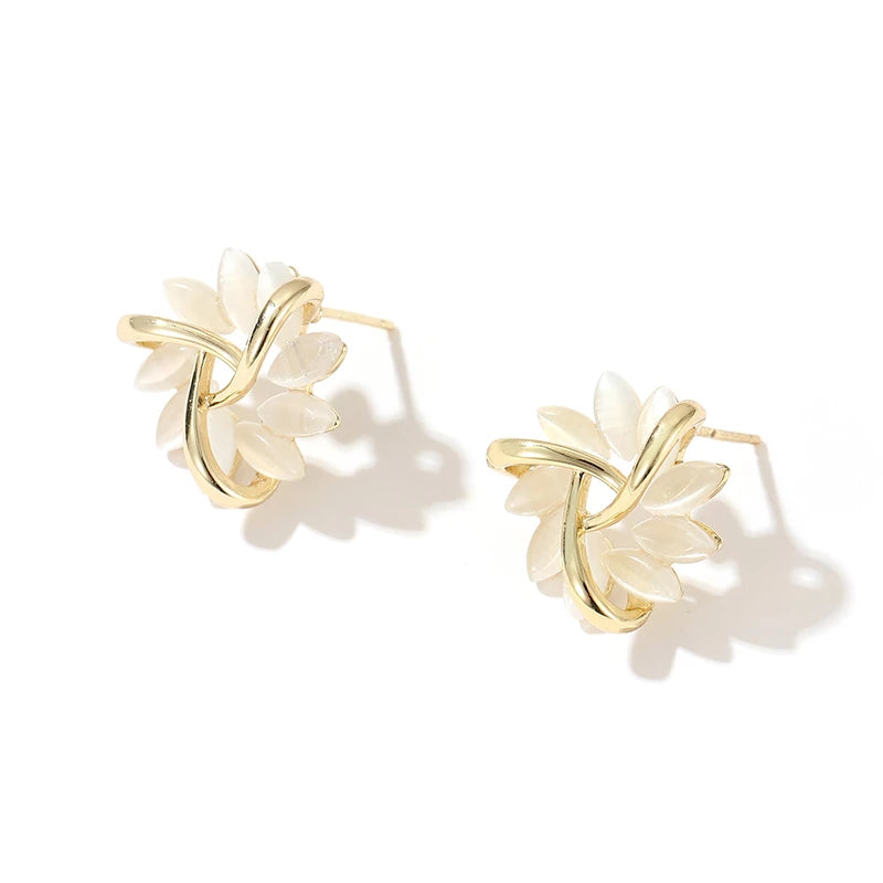 Brincos Circulares de Ouro com Flores de Opala: Elegância e Sofisticação