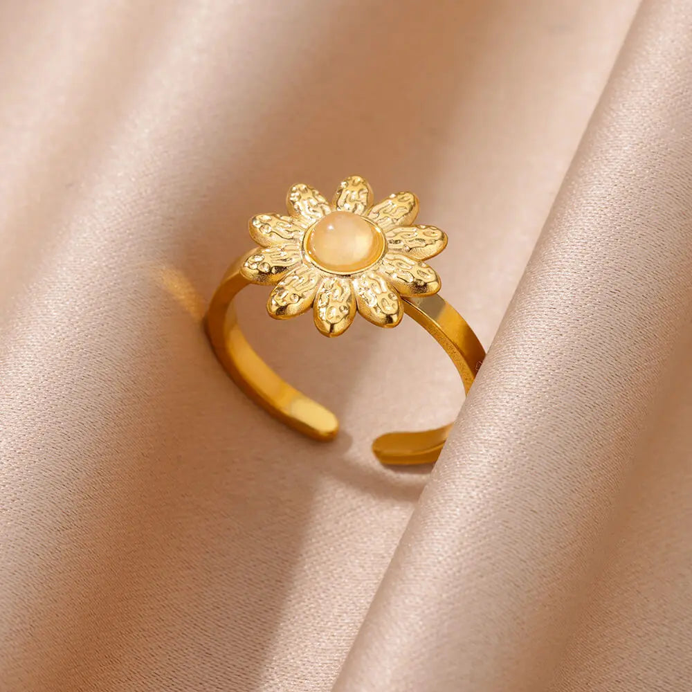 Anéis de Flores em Aço Inoxidável Dourado para Mulheres com Pedra Natural Branca - Anel Aberto Ajustável em Estilo Boêmio, Perfeito como Joia de Festa ou Presente