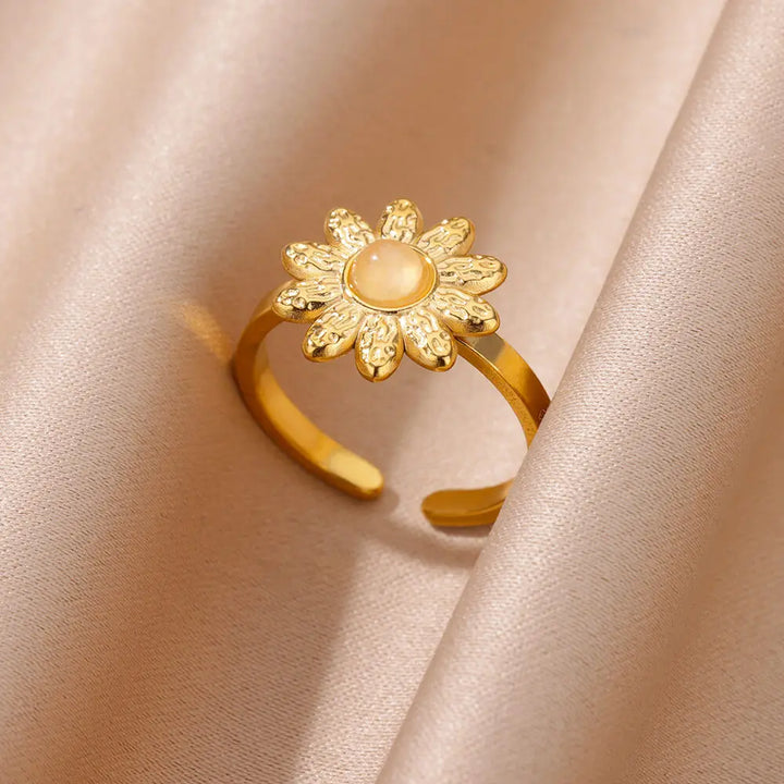Anéis de Flores em Aço Inoxidável Dourado para Mulheres com Pedra Natural Branca - Anel Aberto Ajustável em Estilo Boêmio, Perfeito como Joia de Festa ou Presente