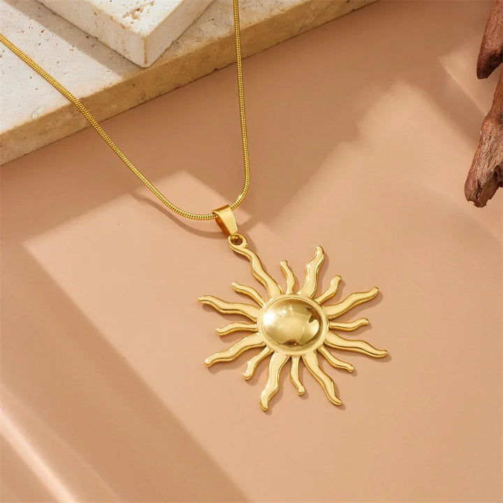 2024 Novo Colar de Pingente Solar de Moda em Aço Inoxidável 316L Dourado para Mulheres e Meninas - Joia Estilosa de Presente