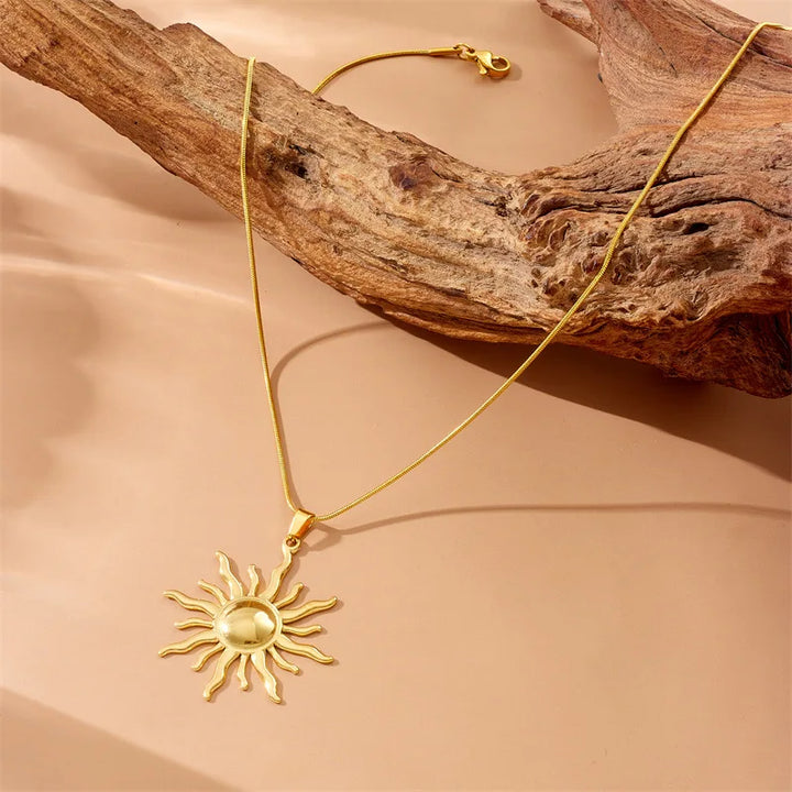 2024 Novo Colar de Pingente Solar de Moda em Aço Inoxidável 316L Dourado para Mulheres e Meninas - Joia Estilosa de Presente