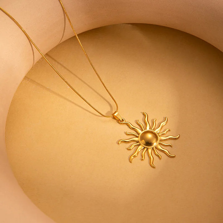2024 Novo Colar de Pingente Solar de Moda em Aço Inoxidável 316L Dourado para Mulheres e Meninas - Joia Estilosa de Presente