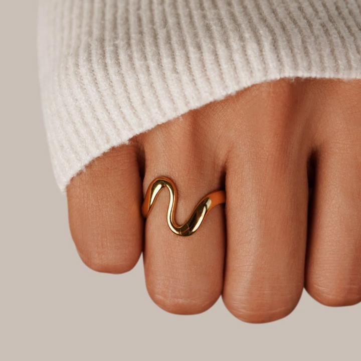 Deslumbrante Anel Dourado com Design de Onda