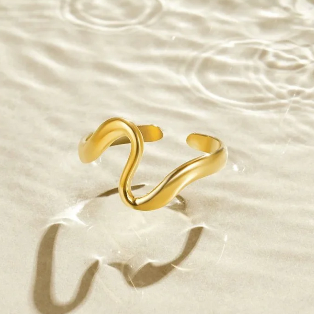 Deslumbrante Anel Dourado com Design de Onda