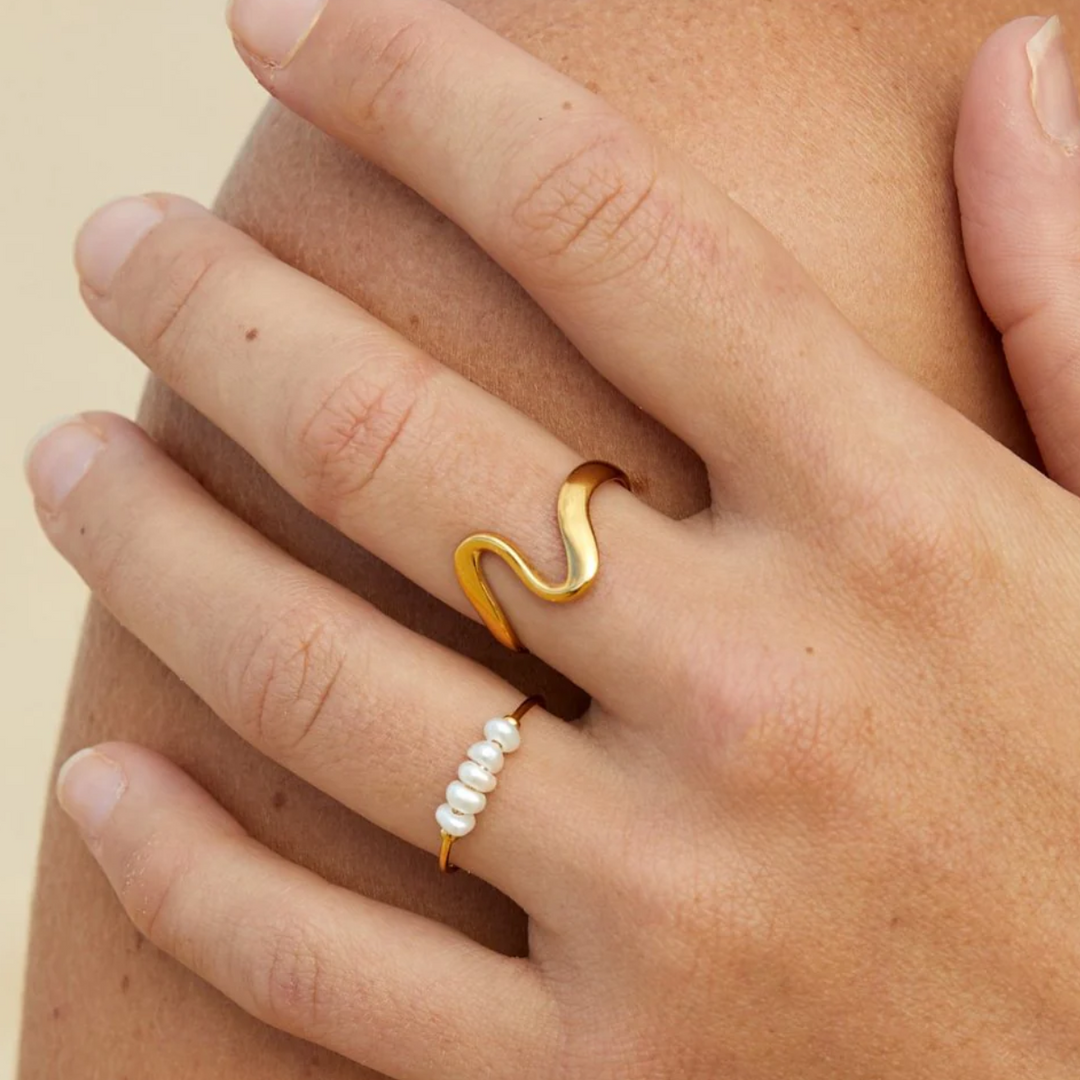 Deslumbrante Anel Dourado com Design de Onda