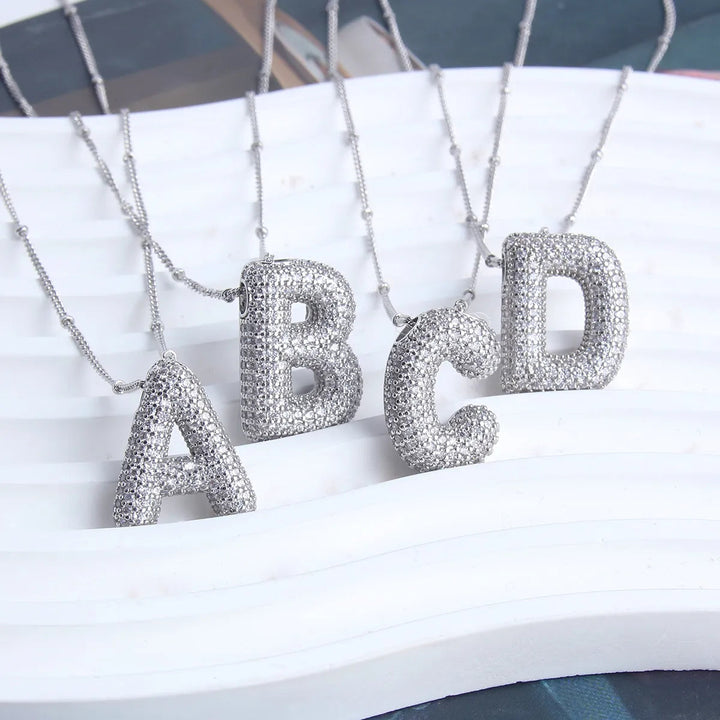 Conjunto de colar inicial em letras bolha
