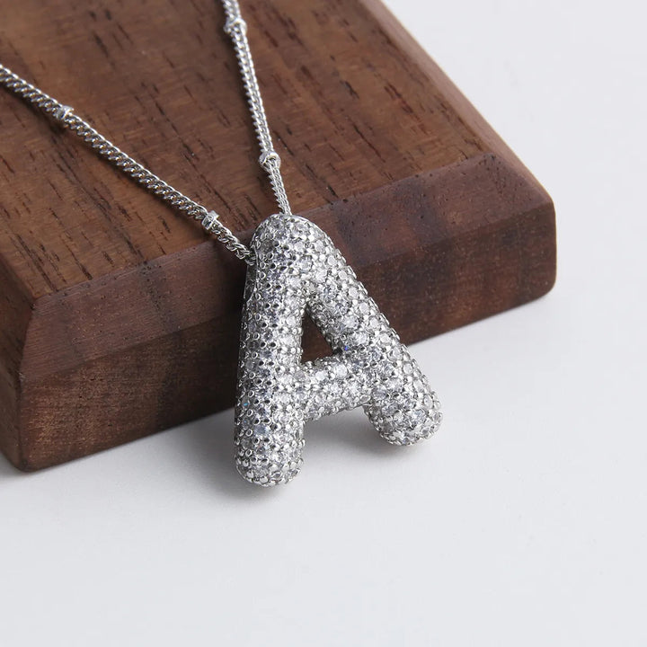 Conjunto de colar inicial em letras bolha
