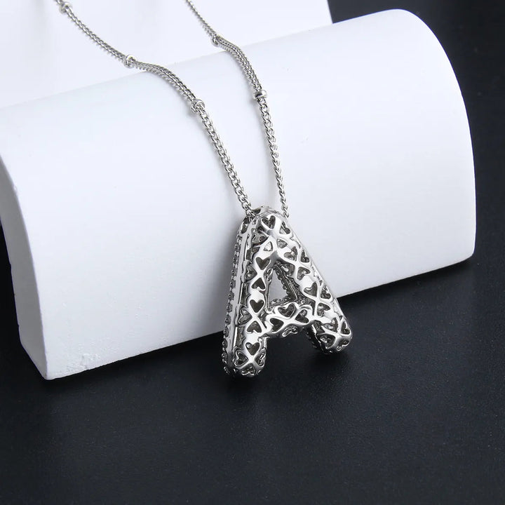 Conjunto de colar inicial em letras bolha