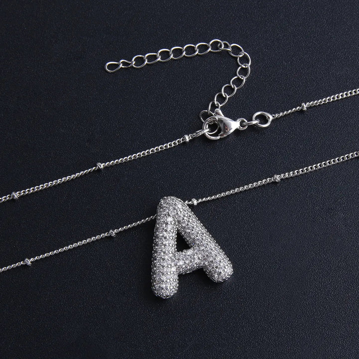 Conjunto de colar inicial em letras bolha